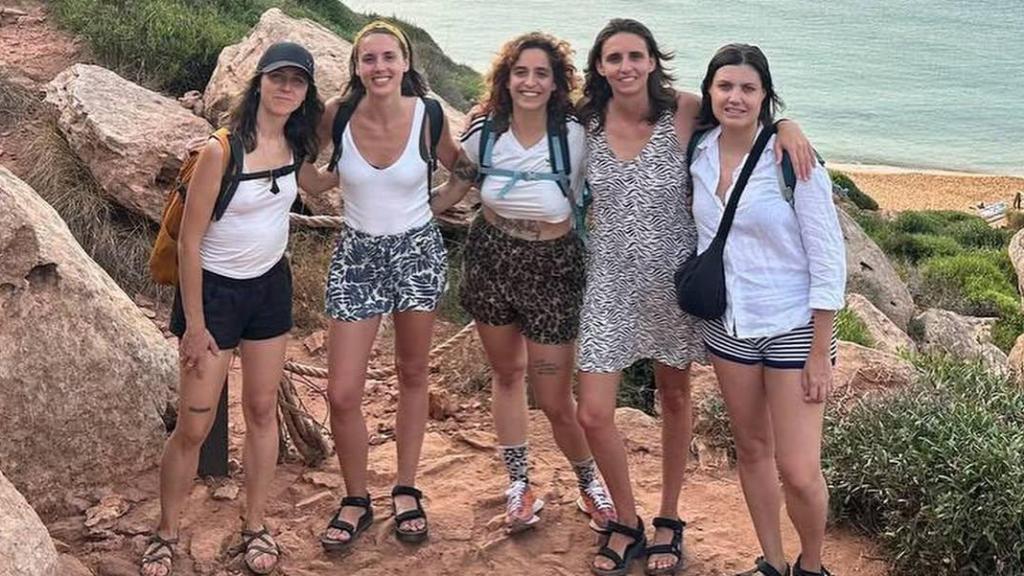 Irene Montero, Ione Belarra y sus amigas, en Menorca.
