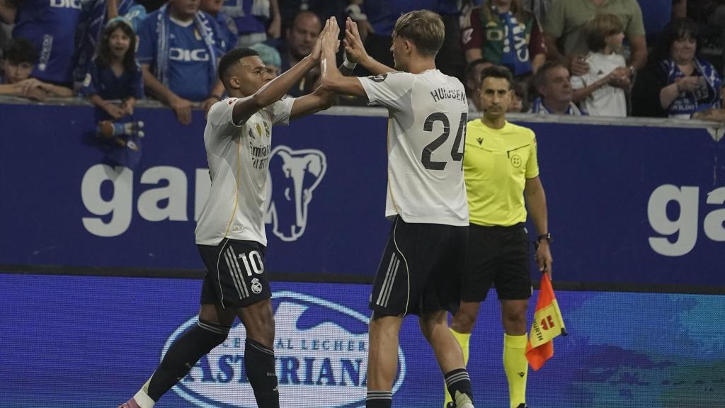 Mbappé celebra con Huijsen el gol marcado ante el Oviedo.