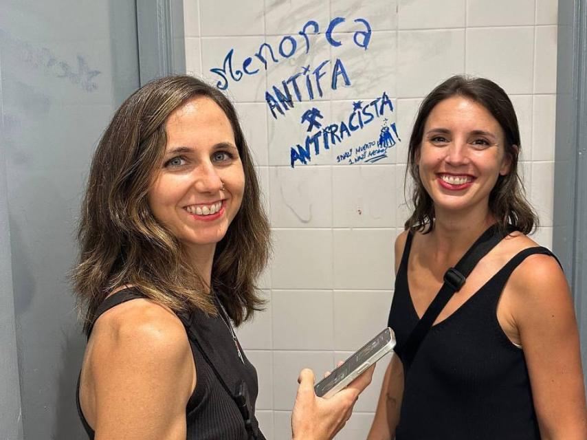 Ione Belarra e Irene Montero han publicado en Instagram la foto que se hicieron junto a una pintada de Menorca antifascista, en el retrete del establecimiento que organizó el concierto de Fermín Muguruza.