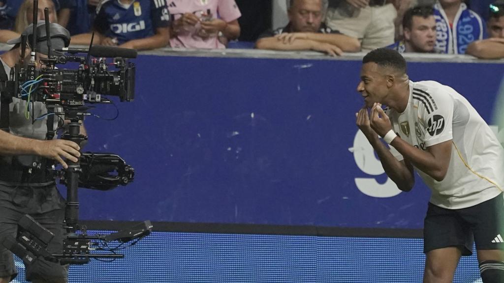 Mbappé celebra uno de los goles marcados ante el Oviedo.