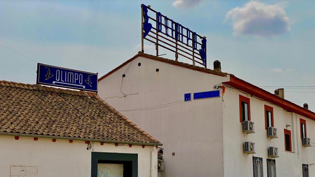 El Club Olimpo ubicado en la entrada a Garcillán, Segovia.