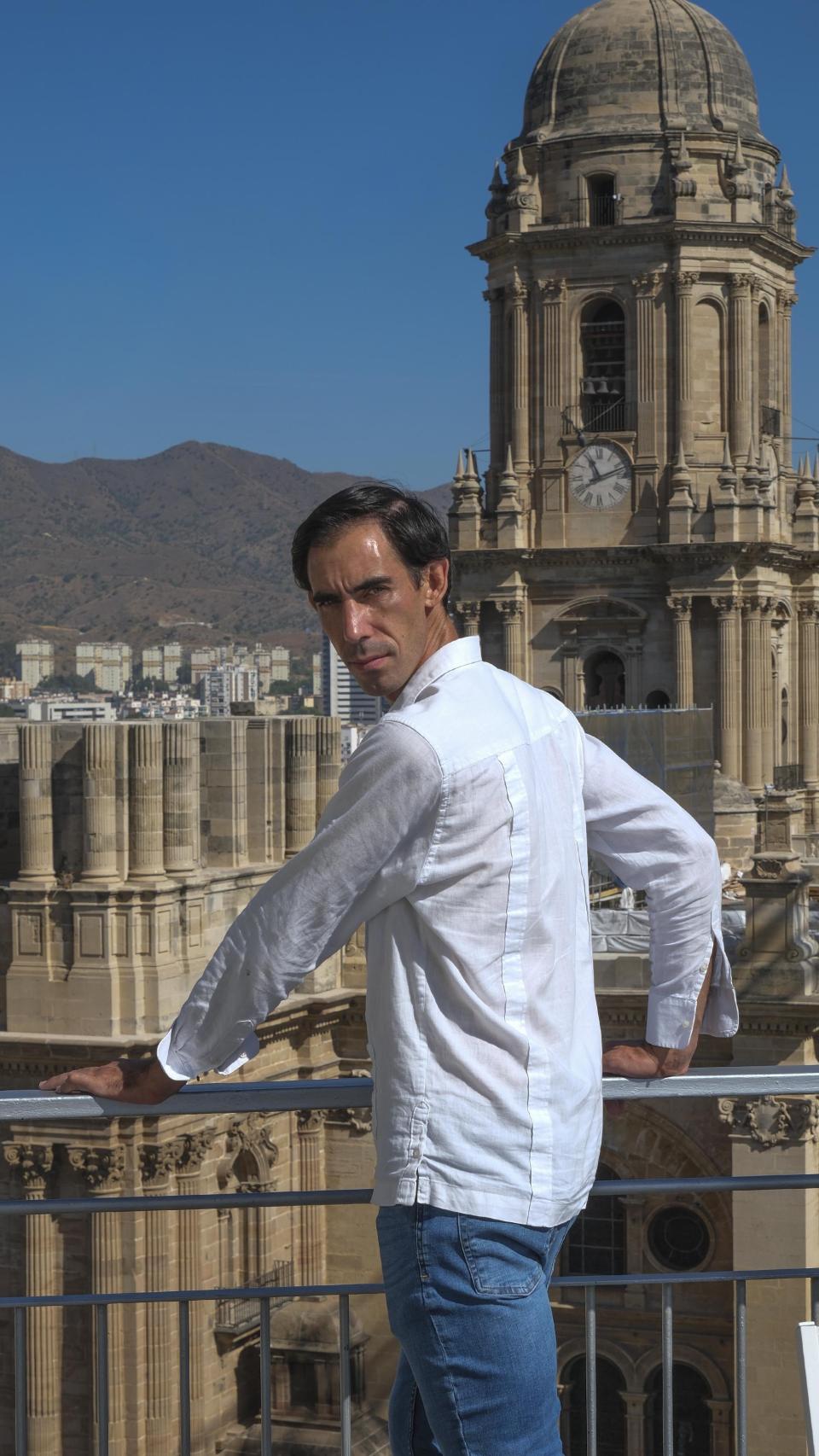 Saúl Jiménez Fortes posa frente a la Catedral de Málaga