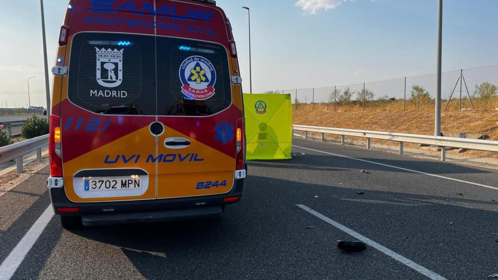 El servicio sanitario en el lugar donde se ha producido el accidente de moto en la M-40.