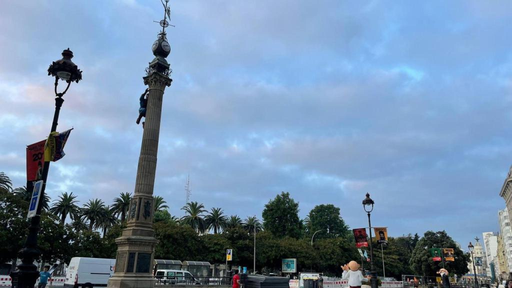 Cielos con nubes en Obelisco de A Coruña