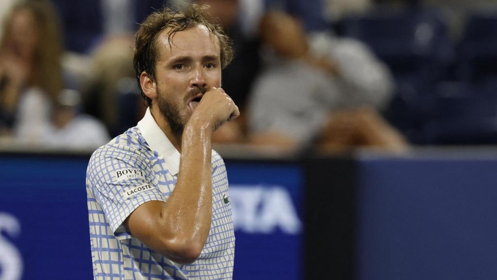 Daniil Medvedev haciendo un gesto obsceno en el US Open