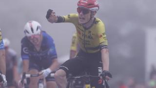 Jonas Vingegaard, celebrando su victoria en la segunda etapa de la Vuelta a España 2025