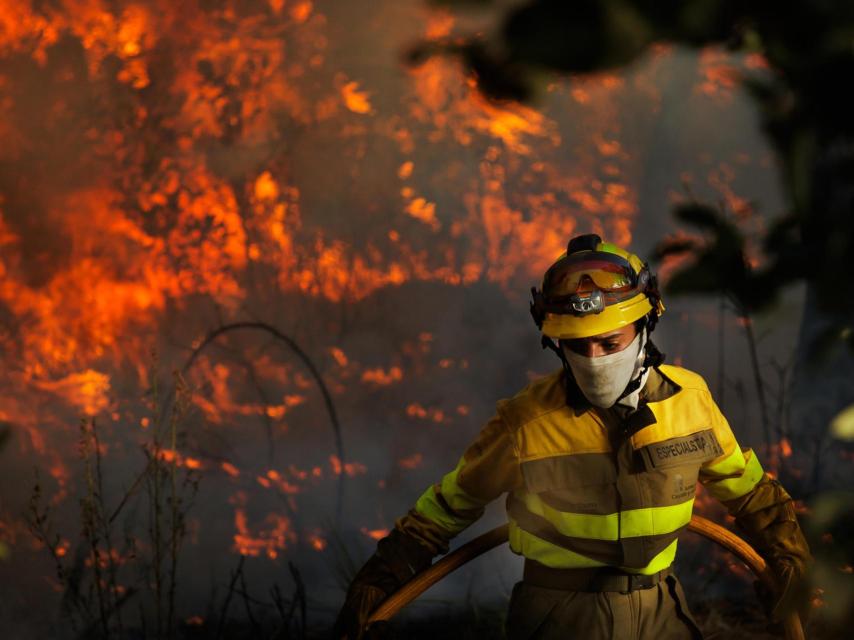 Un trabajador del servicio de extinción de incendios trabajando en un fuego en la provincia de Salamanca, el pasado 15 de agosto.