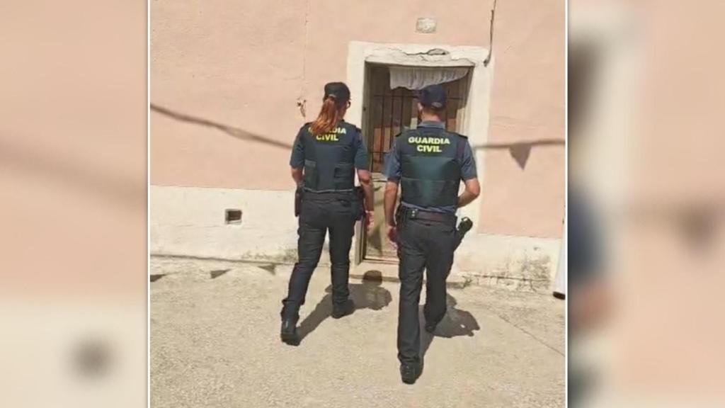 La Guardia Civil en la vivienda que intentaron okupar