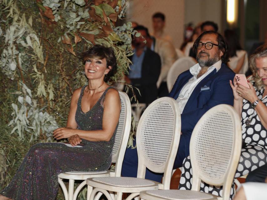 Sonsoles Ónega junto a su pareja, Juan Montes, en su último acto público antes del verano.