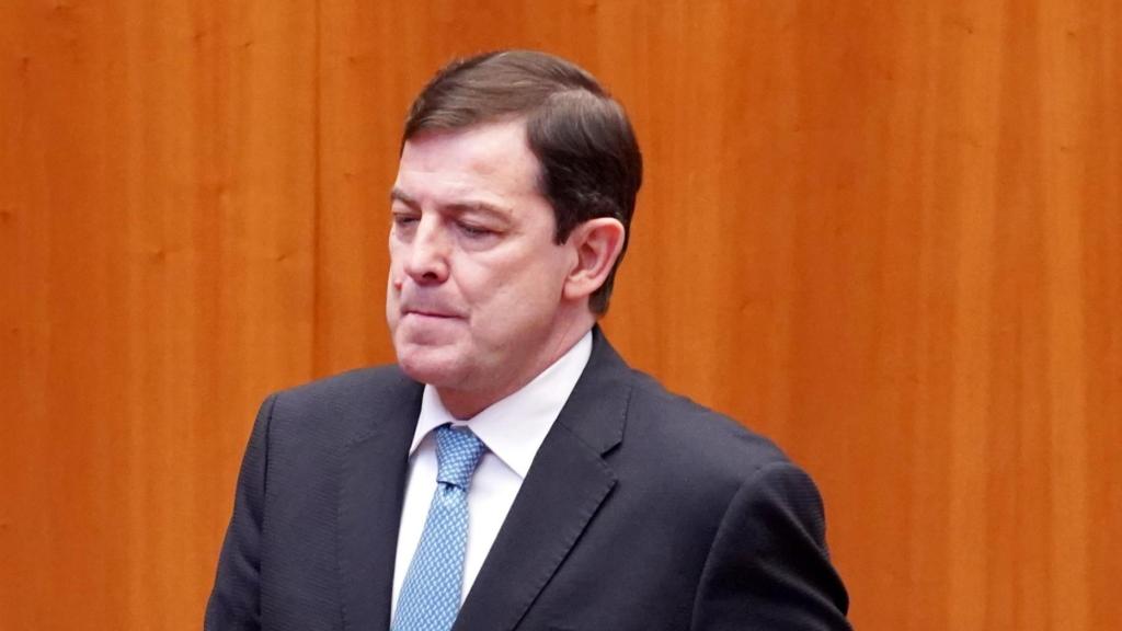 El presidente de la Junta de Castilla y León, Alfonso Fernández Mañueco, durante un pleno de las Cortes autonómicas