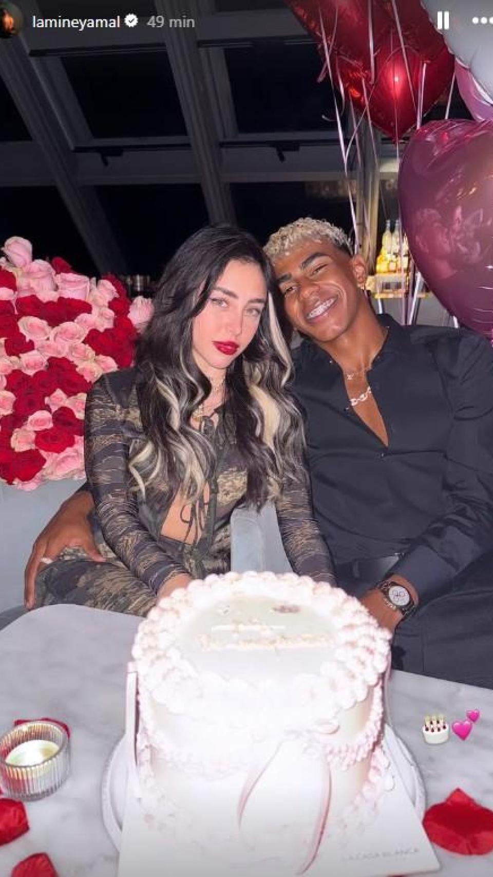 Lamime Yamal junto a Nicki Nicole, en la foto de la confirmación de su amor.