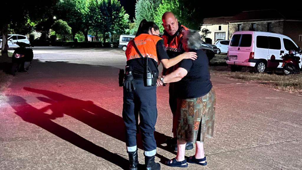 Voluntarios de Protección Civil de Zamora ayudando en los desalojos