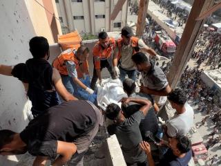 Los servicios de emergencia con el cadáver del periodista Hussan Al Masri.