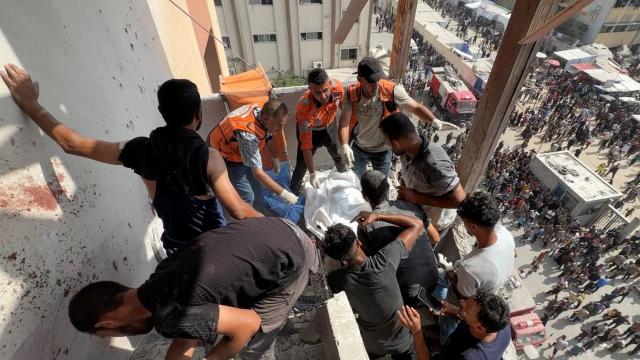 Los servicios de emergencia con el cadáver del periodista Hussan Al Masri.