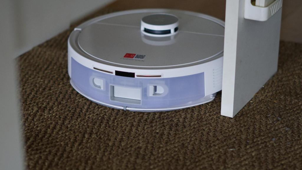 Roborock Q7 L5+ pasando por una alfombra