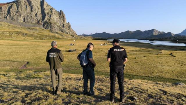Agentes para la Protección de la Naturaleza colaboran con la Guardia Civil y la Policía Nacional para controlar acampadas ilegales en el entorno del ibón de Anayet.