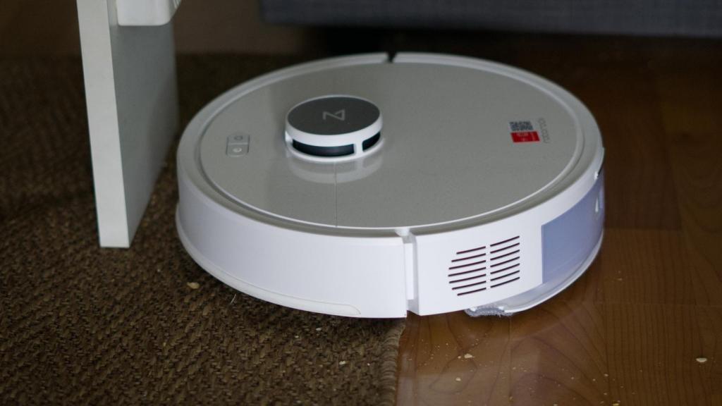 Roborock Q7 L5+ en una alfombra