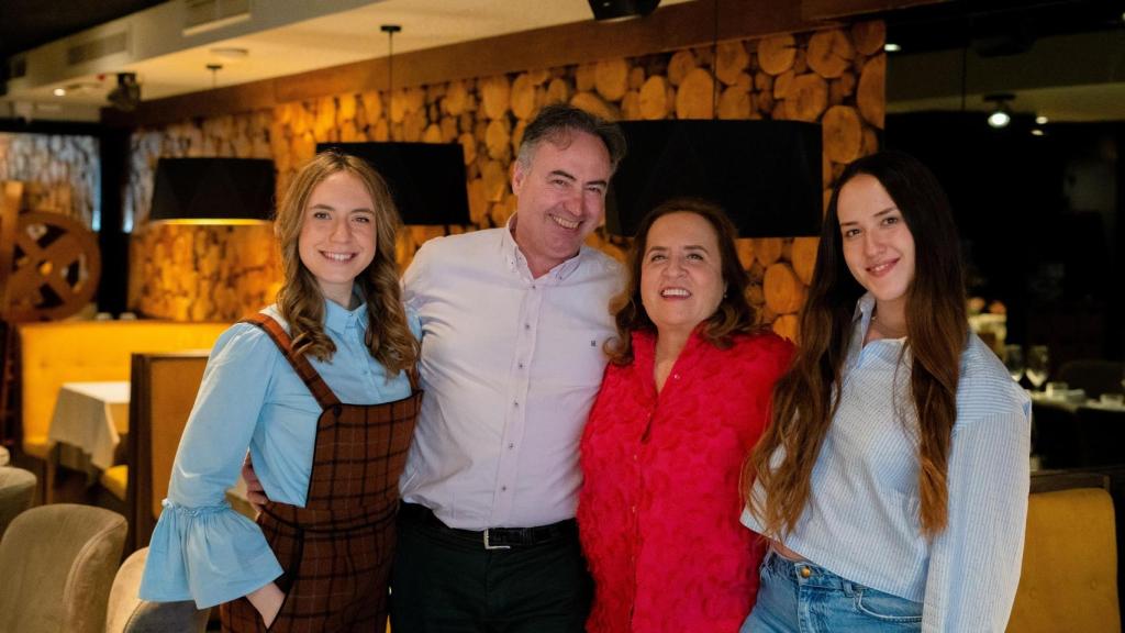 Los dueños de La Madreña, junto a sus hijas.