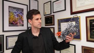 El biotecnólogo César de la Fuente.