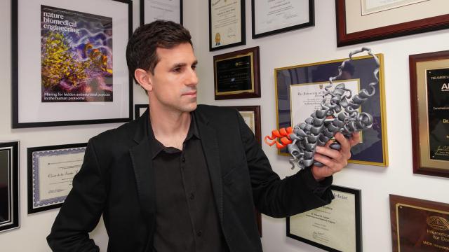 El biotecnólogo César de la Fuente.