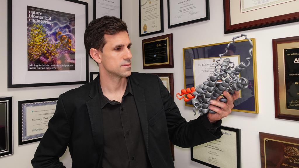 El biotecnólogo César de la Fuente.