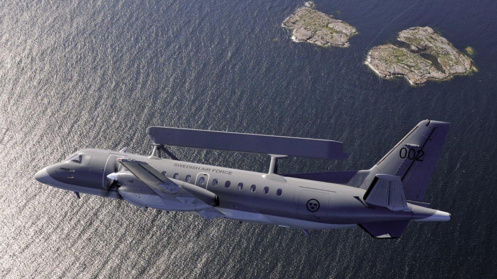 Un avión Saab 340 AEW&C de la Fuerza Aérea Sueca equipado con el sistema de radar Erieye