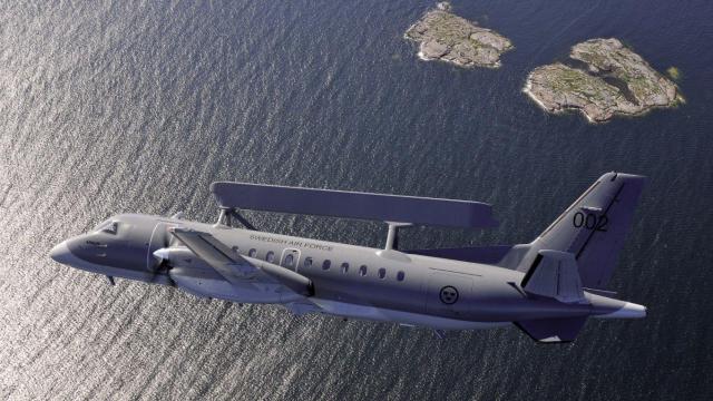 Un avión Saab 340 AEW&C de la Fuerza Aérea Sueca equipado con el sistema de radar Erieye