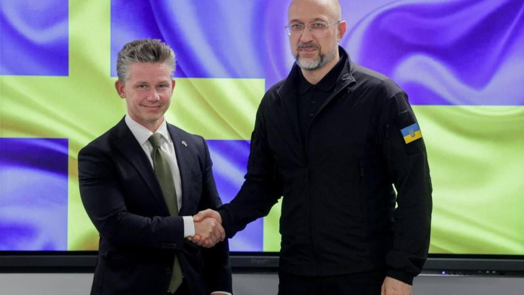 Los ministros de defensa de Suecia, Pål Jonson (I), y de Ucrania, Denís Shmihal