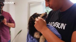 Muñeca y su dueño en un fragmento del vídeo de YouTube.