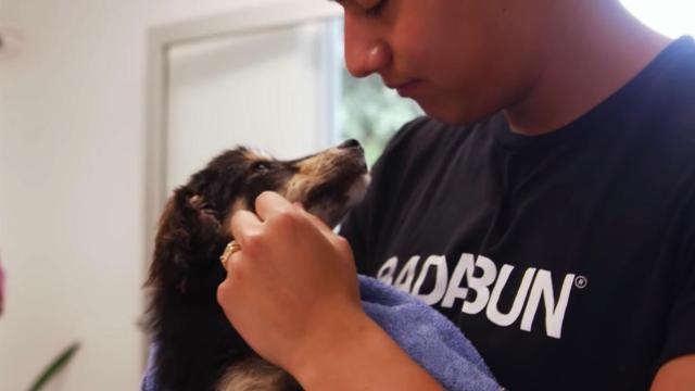 Muñeca y su dueño en un fragmento del vídeo de YouTube.