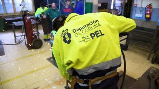Un empleado en un negocio beneficiado por el PEL-Emprende de la Diputación de A Coruña.