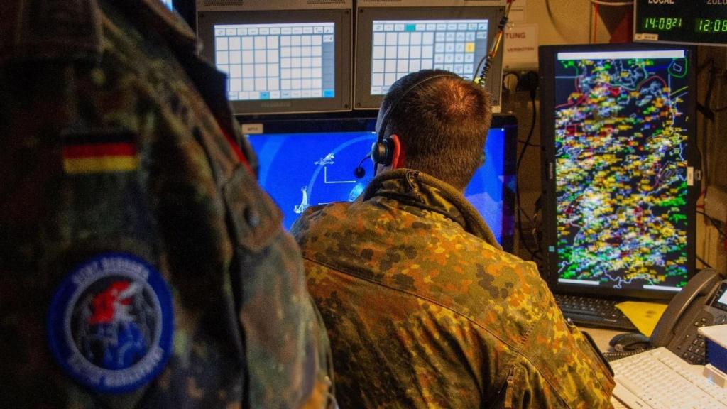 Militar alemán encargado de monitorizar el espacio aéreo