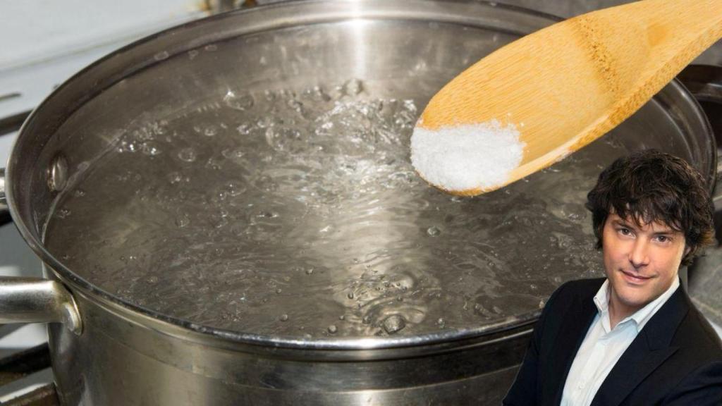 El chef Jordi Cruz junto a una olla con agua.