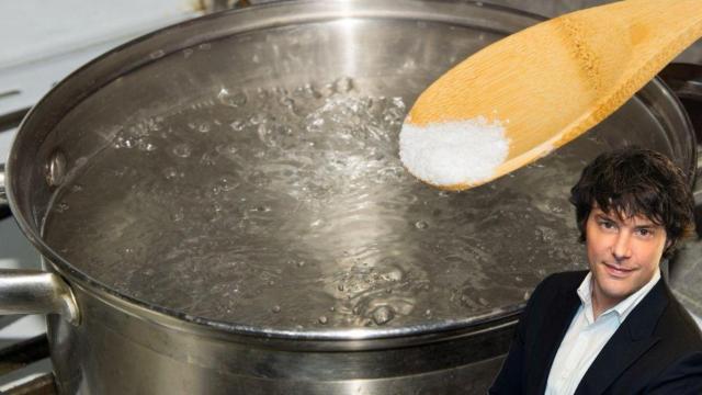 El chef Jordi Cruz junto a una olla con agua.