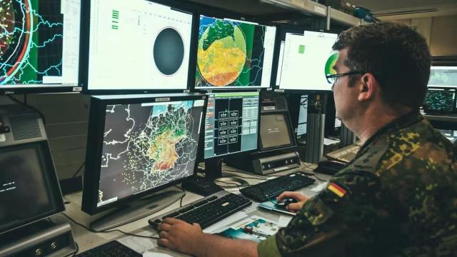 Personal militar alemán monitorizando el espacio aéreo