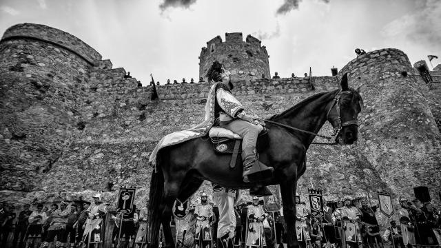Una vista del espectacular desfile de las fiestas, que participó en el concurso local de fotografía.