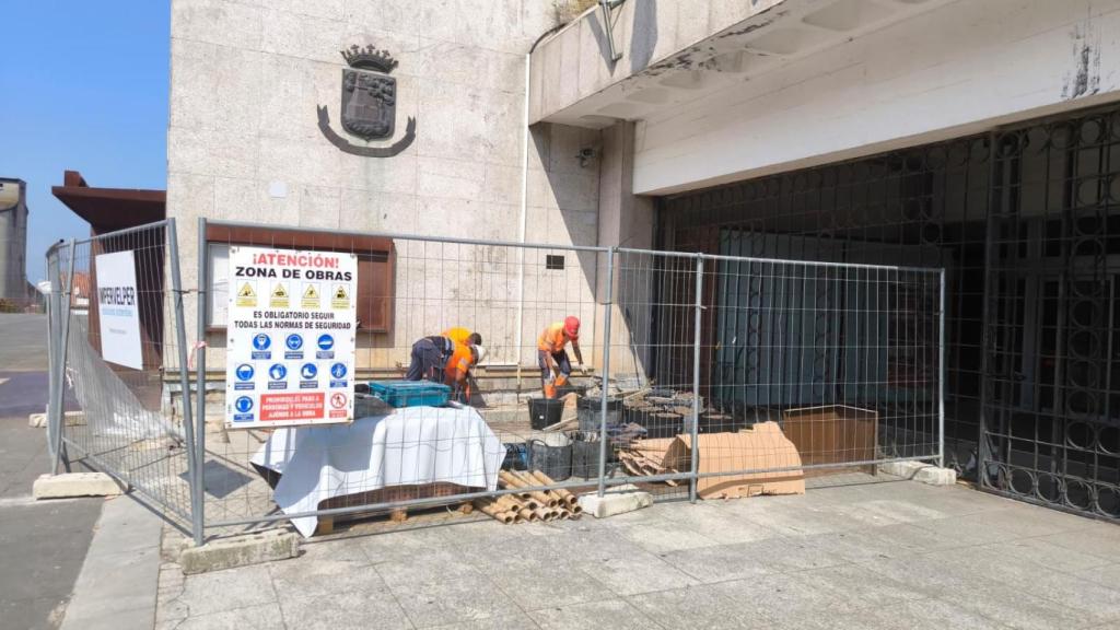Obras de la retirada del busto de Juan Carlos Borbón en el Concello de Vigo