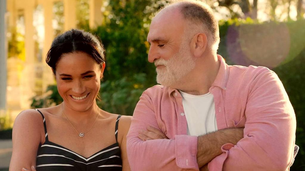 La duquesa de Sussex y el chef español en el primer capítulo de la segunda temporada de 'With love, Meghan'.