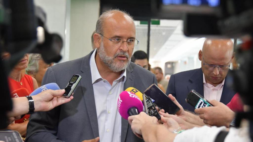 José Luis Martínez Guijarro atendiendo a los medios este lunes en Cuenca.