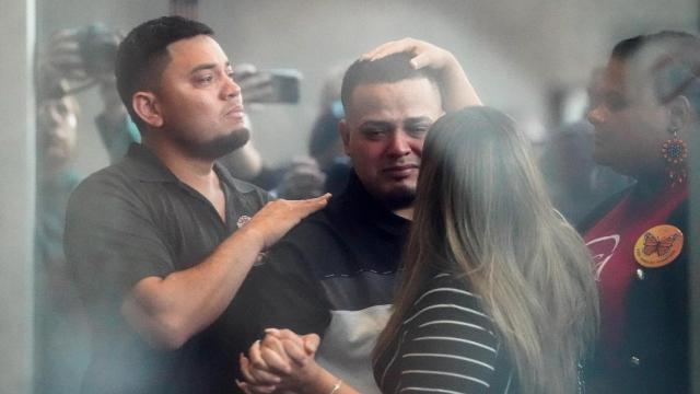 Kilmar Abrego toma de la mano a su esposa Jennifer Vásquez antes de entregarse a los agentes de la ICE en Baltimore.