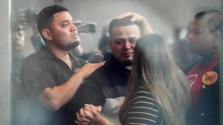 Kilmar Abrego toma de la mano a su esposa Jennifer Vásquez antes de entregarse a los agentes de la ICE en Baltimore.