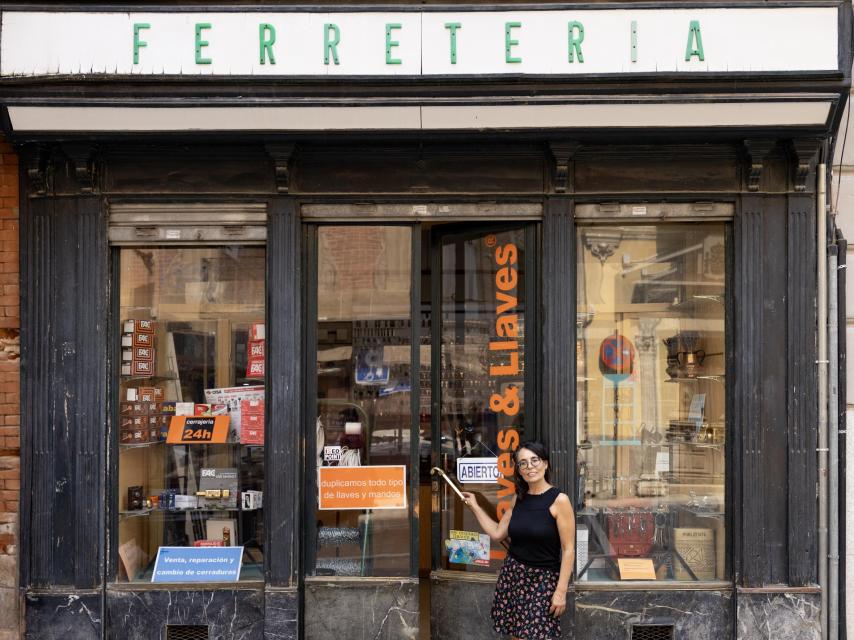 Fachada de la ferretería de la calle La Plata, en Toledo, con una imagen invariable desde 1945.