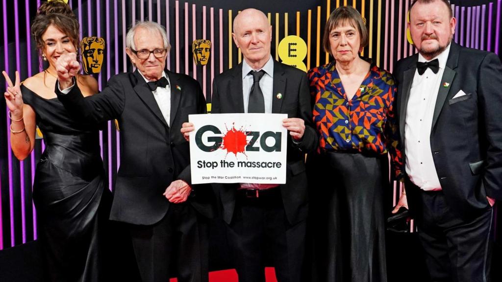 La actriz Claire Rodgerson, el director Ken Loach, el guionista Paul Laverty, la productora Rebecca O'Brien y el actor Dave Turner en la 77.ª edición de los BAFTA. Foto: Ian West / PA Wire / dpa