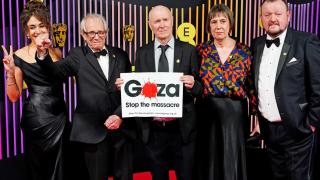 La actriz Claire Rodgerson, el director Ken Loach, el guionista Paul Laverty, la productora Rebecca O'Brien y el actor Dave Turner en la 77.ª edición de los BAFTA. Foto: Ian West / PA Wire / dpa