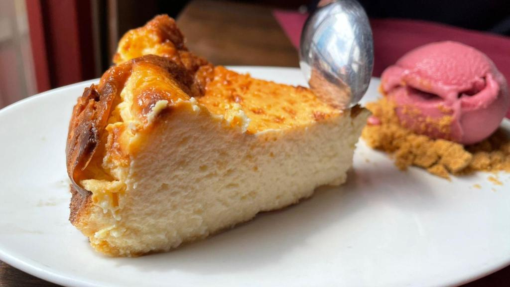 Tarta de queso casera con helado de frutos rojos.