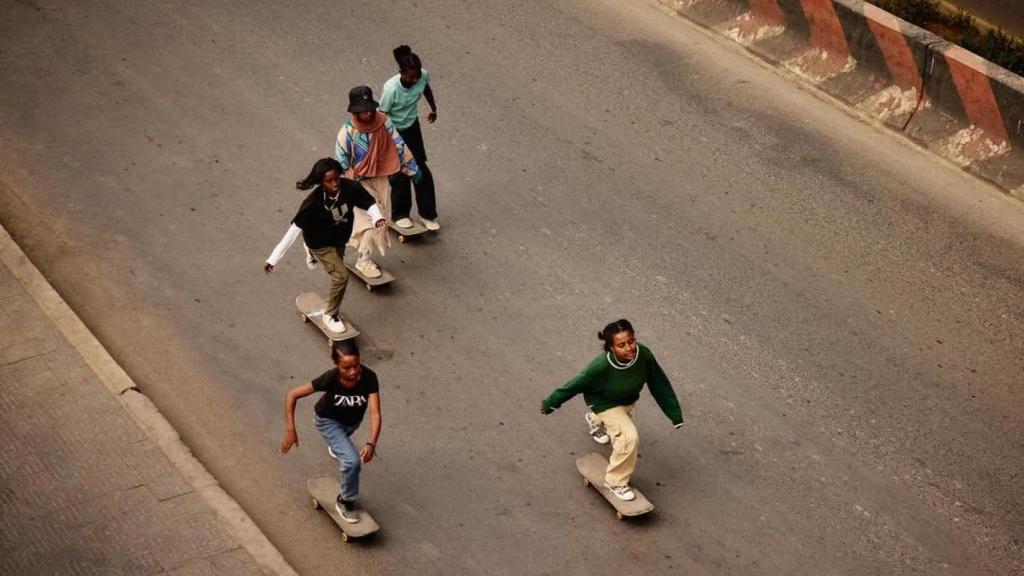 Las 'skaters' en una de sus quedadas en la capital etíope.