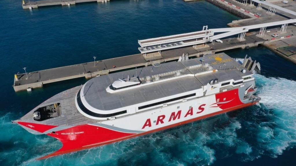 El fast ferry Volcán de Tagoro, de Naviera Armas, saliendo de un puerto.