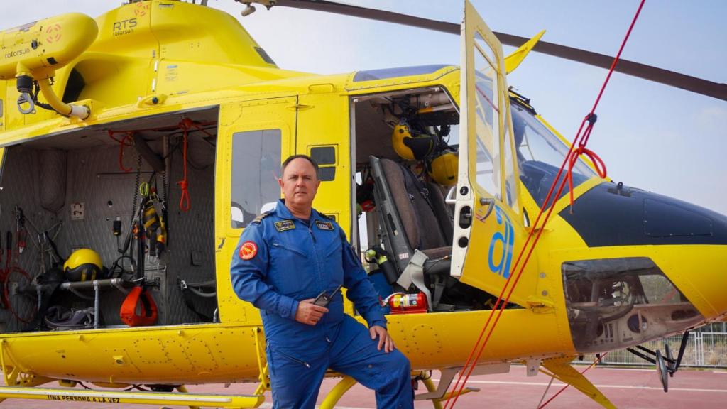 Ismael con el helicóptero de rescate del Consorcio Provincial de Alicante.
