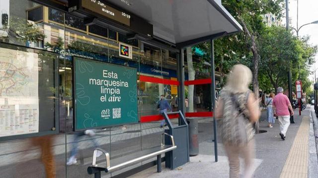 AirNetwork, las marquesinas capaces de purificar el aire gracias a una tecnología fotocatalítica.