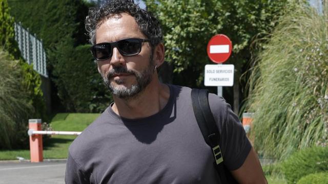 Paco León a su llegada el Tanatorio de La Paz, en Madrid, este lunes, 25 de agosto.